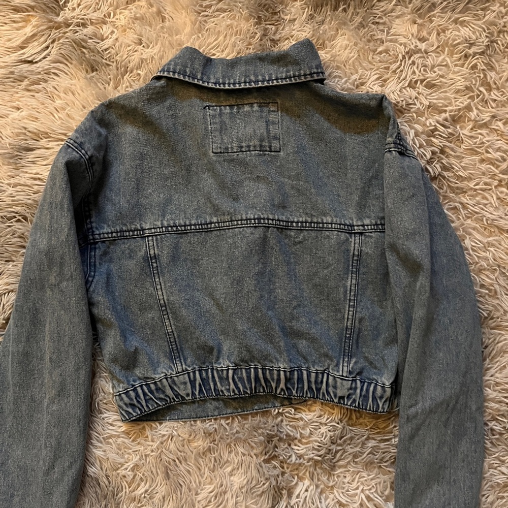 Stylish Cropped Denim Jacket - image 5